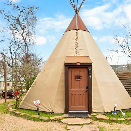 Sitting Bull - Tipi 6 Villa